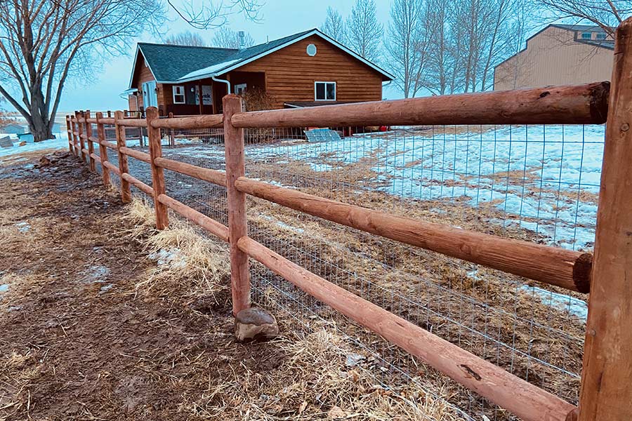 wooden-log-fence-in-yard-farmington-nm