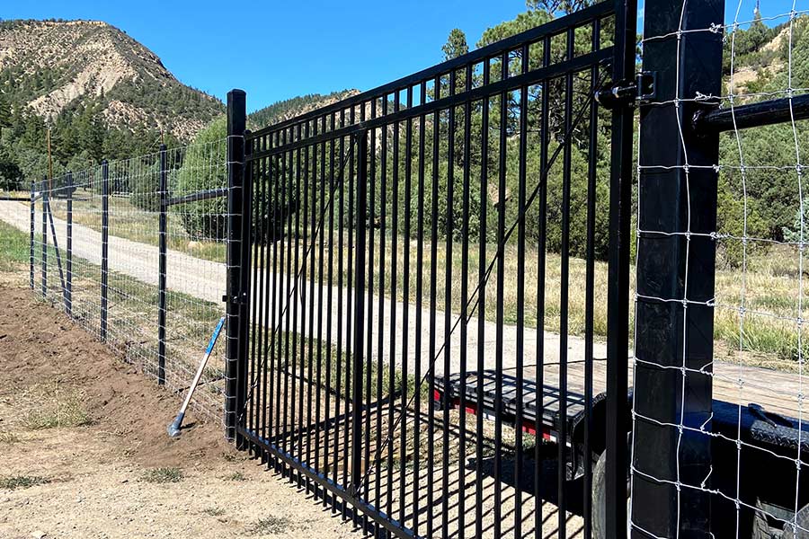 black-commercial-fence-with-wiring-farmington-nm