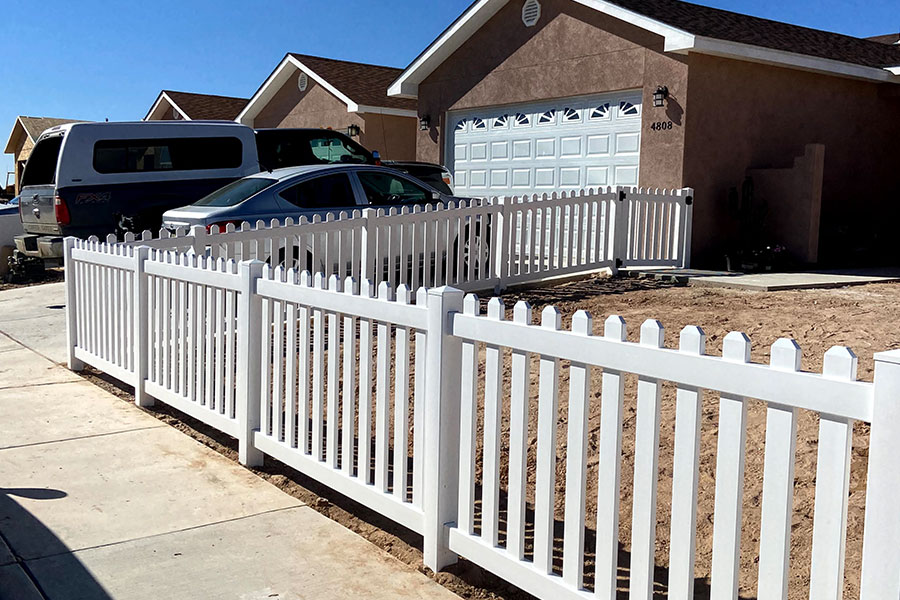white-vinyl-picket-fence-in-front-yard-of-home-farmington-nm