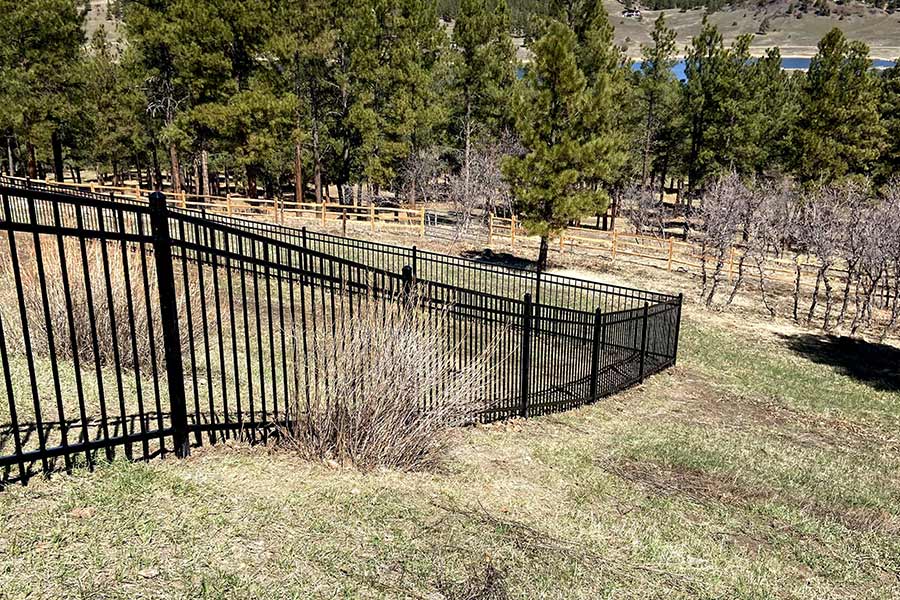 black-aluminum-fence-around-backyard-downhill-farmington-nm