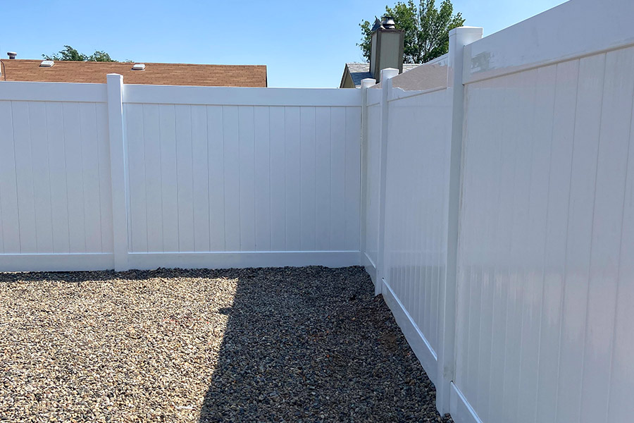 corner-of-white-vinyl-fence-with-no-spaces-farmington-nm